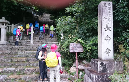 長命寺への階段が始まる